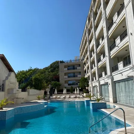 Private By The Sea With A Large Terrace In Hotel! דירה