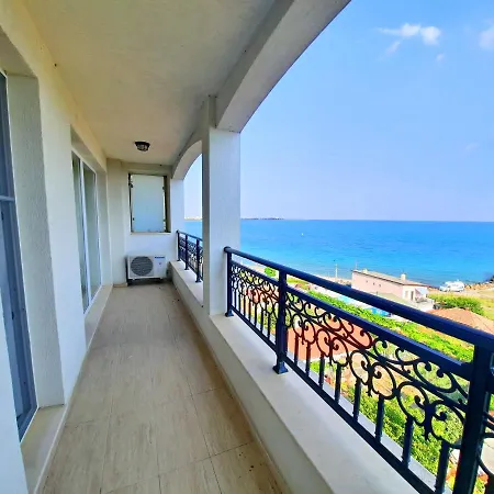 Private By The Sea With A Large Terrace In Hotel! דירה
